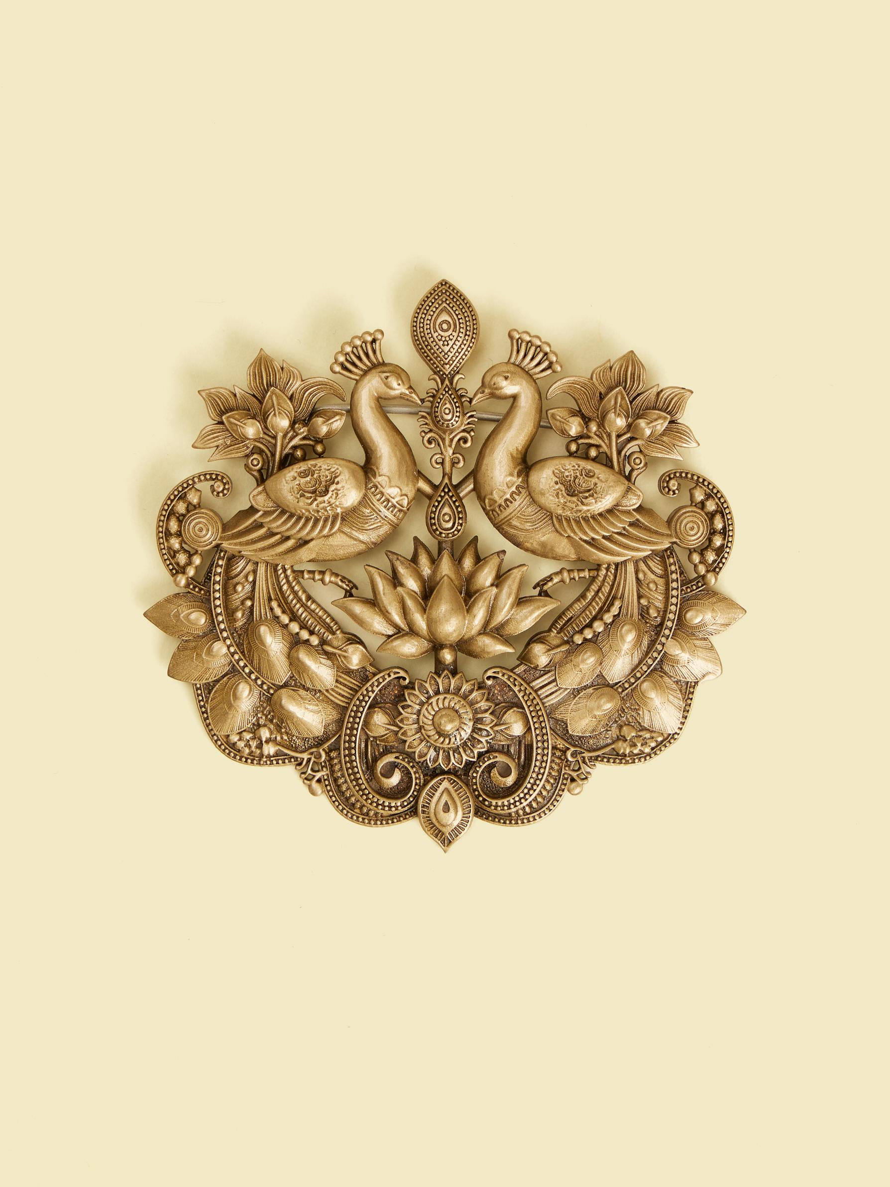 Twamev Men Twinkling Golden Brooch