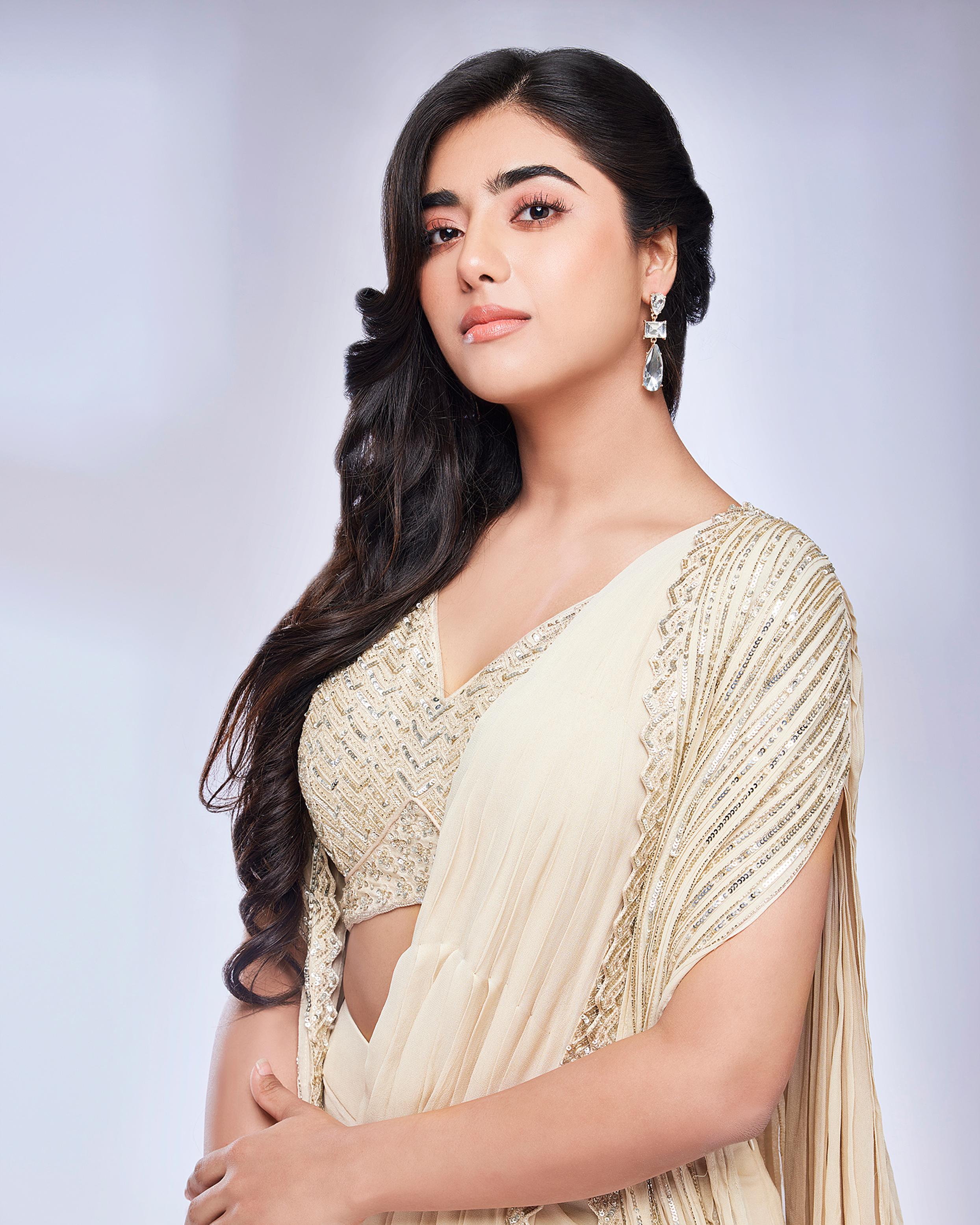 Twamev Women Dark Cream Scallop Bordered Draped Saree with Cape